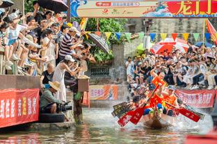 德容已代表巴萨在西甲出场139次，追平克鲁伊夫的数据